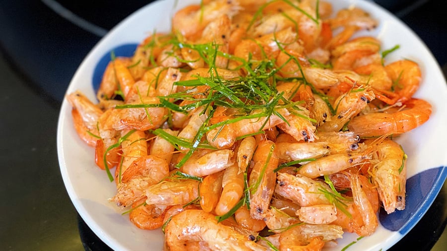 Tôm sông rang lá chanh